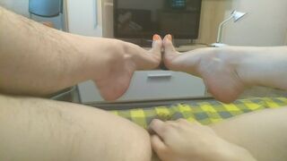 Szőrös pina és csábító lábak közelről: ginnagg vadul kényezteti magát