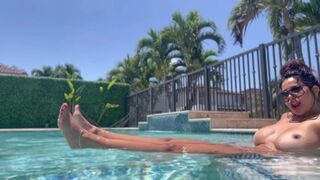 Forró arab szépség meztelenül simogatja magát a medencében