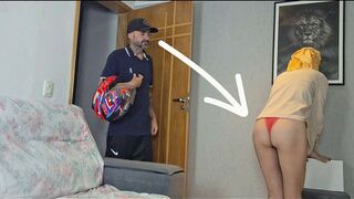 Nős feleség bugyiban várja a futárt, hogy megüsse a húrt!