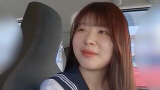 Kasumi-chan, a dögös riporternövendék az autóban élvezi a kemény farkát orálisan és kézzel