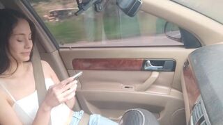 A legjobb barátom rávesz, hogy szopjam meg a farkát, ezért megállunk az út szélén vadul szexelni