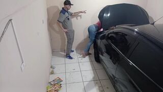 Szexi fiatal csaj vadul kefél a szerelő műhelyében az alkalmazottal