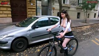 Villantom a nedves puncimat és a kemény cicimet biciklizés közben Budapest utcáin - Dollscult