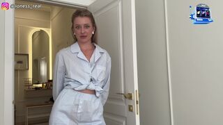 Újra a zuhanyban simogattad magad? Nem tűröm, hogy kárba veszítsd a nedves kitörést! Vad dugás egy fiatal, szaftos mostoha anyával