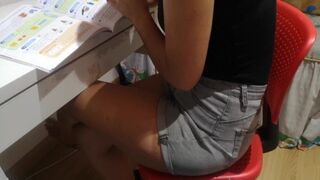 Fizetségért simogatom a takarítónőt, aki hálából mélyen szívja le