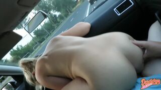 Autóban belül lövell a gyönyör egy bomba szőkével