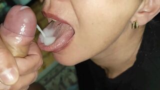 Házilagos érett milf vad orálban kapja a forró teleöntést szájba és arcra