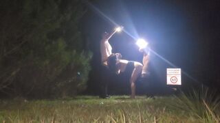 Két rajongóval futottam össze a klubban, átnedvesedtem a vágytól, és hagytam, hogy vadul basszanak az utca közepén a szabadban