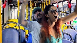 Diáklány engedi, hogy idegen férfi farka súrolja őt a zsúfolt buszon