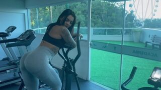 Segíts ráhúzni ezt a feszes leggingset, és én gondoskodom a gyönyörödről, apuci