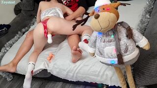 Fiatal amatőr csaj felfedi, hogyan sóvárog a vad trióra, egy műfasszal indítva