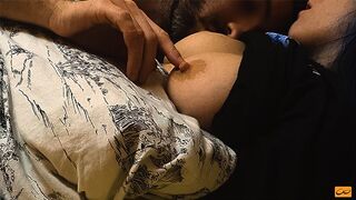 Forró puszik és érzéki mellnyalás tökéletes bimbókkal rendelkező tini örömére