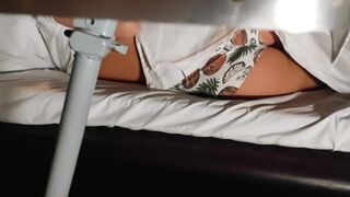 A vonaton nyilvánosan meghágja a nős utastársát, miközben producerként mutatkozik be