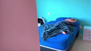 Váratlan 18. szülinapi meglepetés a mostoha kisöcsémnek, anya tetten érte, ahogy élveztem a kerek popóját és szűk nedvesedését. 1. rész