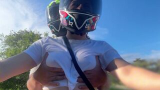 Felszedtem egy díszes utazású nőt pucér felsőben, s meglátta a gigászi kebleimet