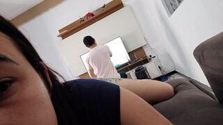 Szeretném, ha ez a szerelő meghódítana, megmutatom neki a kiéhezett seggemet, hátha felcsigázza!