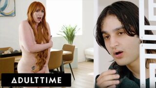 Forró pillanatok az Adult Time-on: Szenvedélyes vörös MILF mostohaanya meztelen jógája és csábító érintése