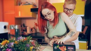 Gyors szex a konyhában a srácoddal