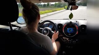 Forró feleség orálisan kényezteti az idegent az autóban, nyilvános utcán