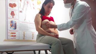 Nőgyógyász műfalloszt dug a hüvelybe, ujjazza a feneket és keményen meghágja a páciensét!