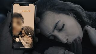 Fiatal csaj megcsalja barátját és mohón nyeli a hatalmas farkot