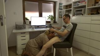 Titkárnő forró kávét visz az irodába, aztán vadul meglovagolja a szűk puncijával, arcra fröcskölés