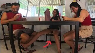 A barátom férjének titokban szívogattam a farkát az asztal alatt a születésnapján