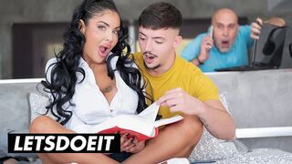 Fiatal angolos lány analban mesterien teljesít a LetsDoeIt csatornán