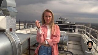 Forró csaj majdnem lenyelte a keményet az utcán