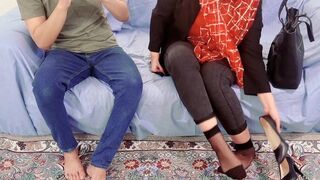 Forró MILF vadul szexel egy idegennel, miközben a férje mobilján leskelődik