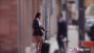 Rebeka az utcán csábít srácokat elveszett turista módjára - FaKings csatorna