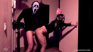 Maszkos őrült keményen megbassza a barna csajt a tükör előtt - halloween szerepjáték fétis páros játék