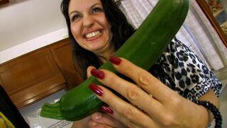 Hájas érett milf mohón tölti tele a punáját és a fenekét mindenféle dildóval