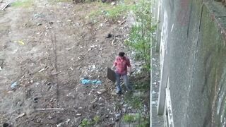 Krissy Kage fekete tincsei alatt vadul nyaldosva az elhagyott raktárban