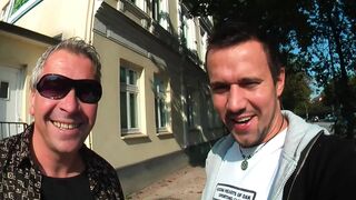 Forró, dús keblű MILF szexterapeuta mohón, élvezettel szívja a farkat POV perspektívából