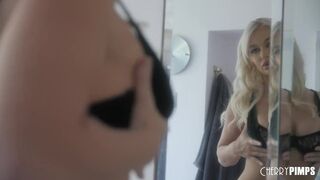 Mellbőséges szőke milf mohó mélytorok élvezetben a Cherry Pimps-nél