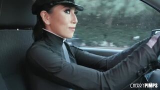 Forró sofőr Judy Jolie szenvedélyesen élvezi Donny Sins vastag fekete farkát a Cherry Pimps új jelenetében