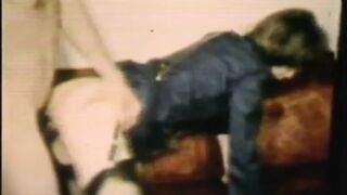 Kéjes retro csoportos cumizás fehér és fekete csajokkal