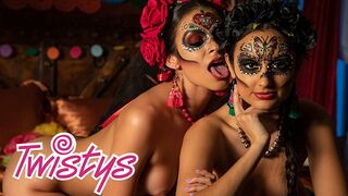 Forró latin lányok csábos leszbikus kalandja a Halottak Napján Molly Stewart vezetésével a Twistys varázslatos világában