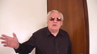 Szőke MILF gigászi cicikkel tombol az Old Pigsnél, vad orgiában elmerülve