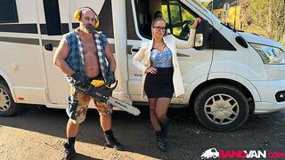 Jennifer Mendez tüzes kefélése a furgonban a tag favágóval
