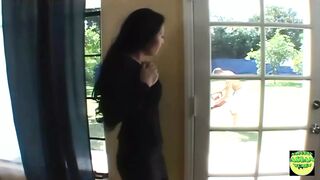 Házas ázsiai milf nem bír magával, és máris térdre esik a kertész vastag farka előtt, hogy mohón szopja