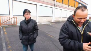 Érett milf nedves ajkakkal szívja a vastag farkat a kocsiban, miközben izgatja magát