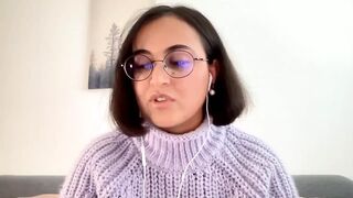 Afganisztán vadító arab milfje, a fekete hajú pornócsillag, aki mindent megmutat
