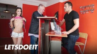 Kéjes szexkalauz a vonzó utazóval a kéjes hostelban