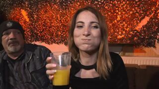 Lia Louise mohón veszi szájába Egon Kowalski és Big George vastag farkát német jelenetben