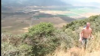 Sierra Sinn a szabadban hármasban kapja a vastag farkat seggbe és élveznek a szájába mélyen