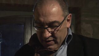 Szőke tini szopja a hatalmas farkat és lelövi a szájába, miközben a barna hajú lány seggébe tolja ugyanazt a vén dákót