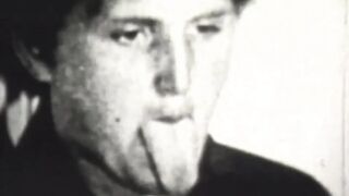 Fekete hajú, szőrös milf retro hangulatban szopja a farkat nedvesen, izgatóan