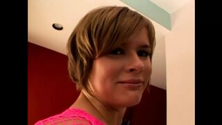Double Desire 15. szexi jelenete: lányok mohón nyelvelik a vastag farkat és szenvedélyesen élvezik a kemény anális dugást